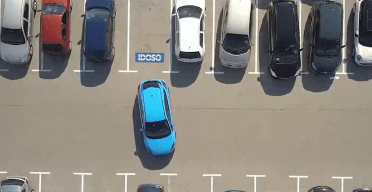Vídeo ensina como emitir a credencial de estacionamento para idosos