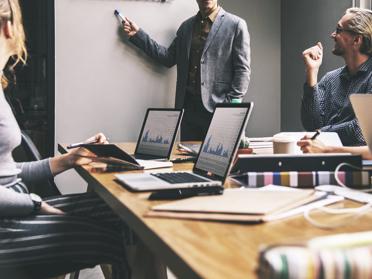 Micro e pequenas empresas impulsionam a procura por crédito no país em outubro, revela Serasa Experian